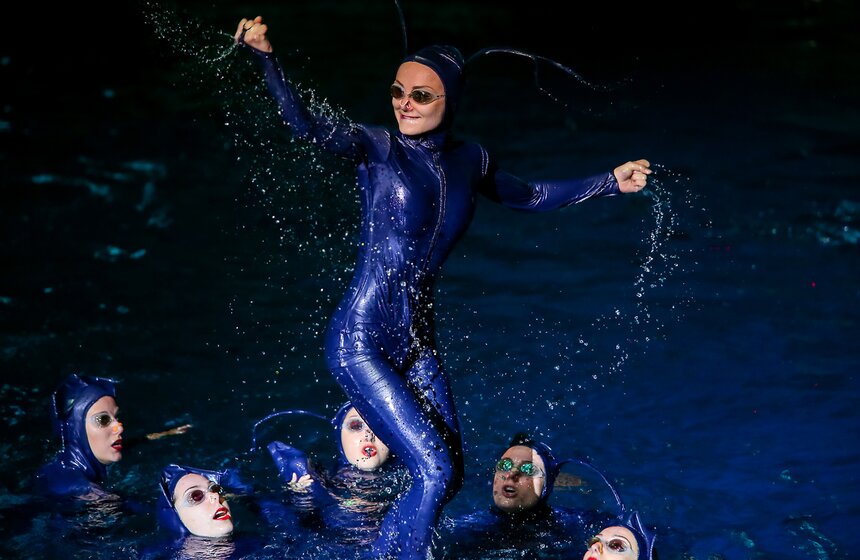 В "Олимпийском" прошла новогодняя елка на воде 23 фото