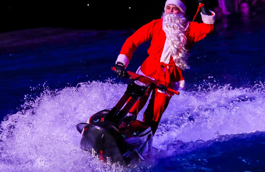 В "Олимпийском" прошла новогодняя елка на воде 35 фото