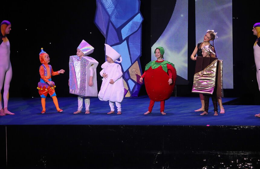 В "Олимпийском" прошла новогодняя елка на воде 32 фото