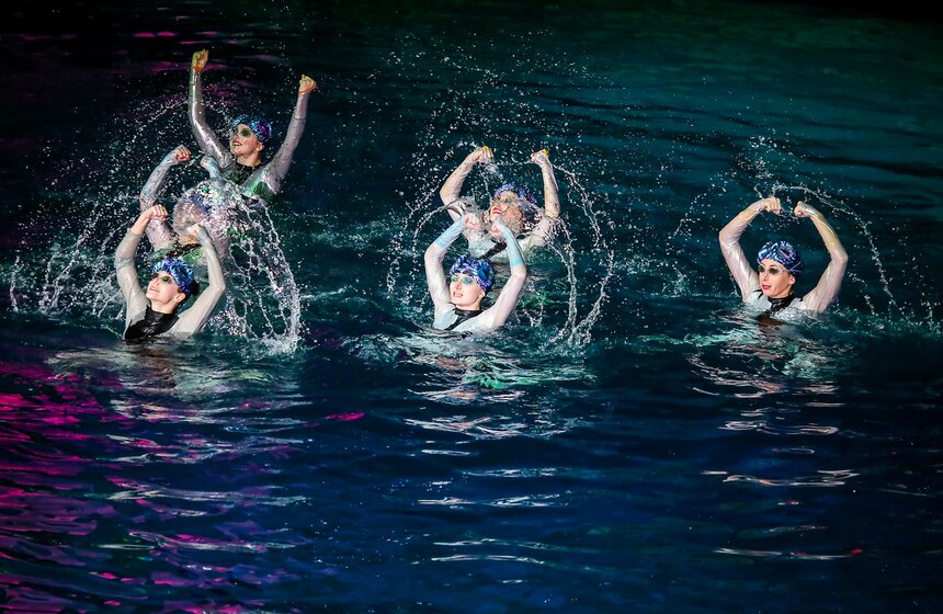 В "Олимпийском" прошла новогодняя елка на воде 4 фото