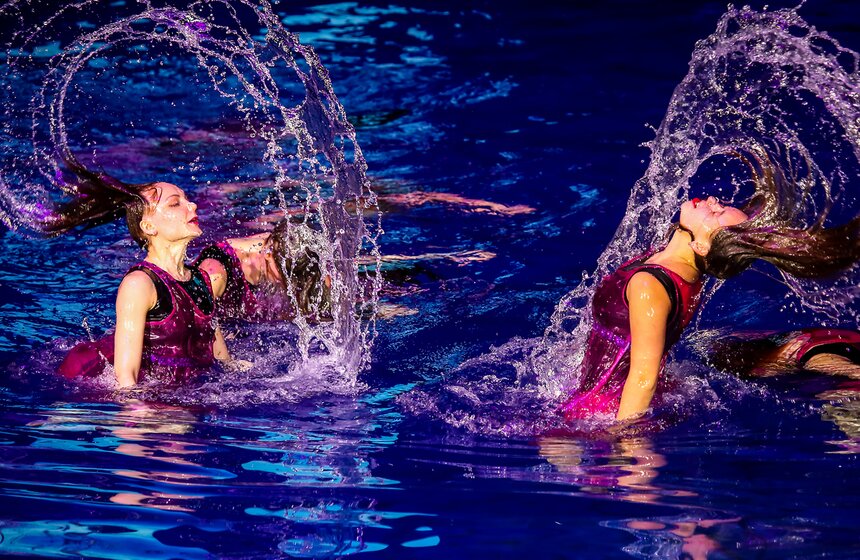 В "Олимпийском" прошла новогодняя елка на воде 17 фото