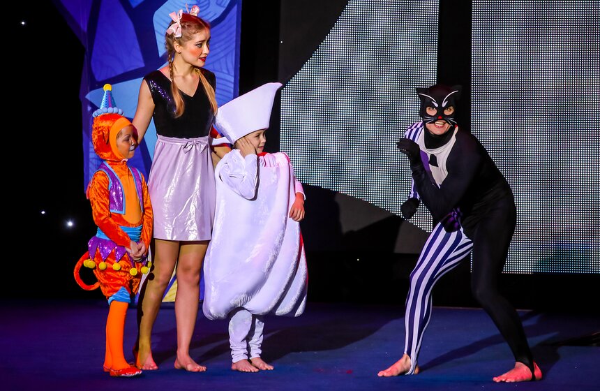 В "Олимпийском" прошла новогодняя елка на воде 16 фото