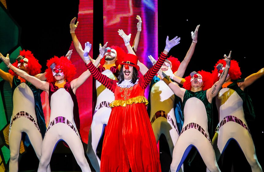 В "Олимпийском" прошла новогодняя елка на воде 15 фото