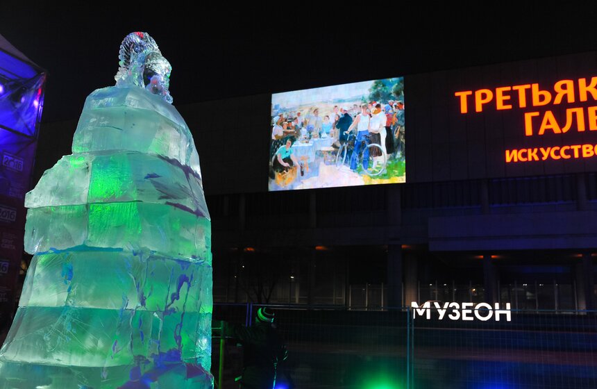 В парке МУЗЕОН создают подсвеченные ледяные скульптуры 18 фото