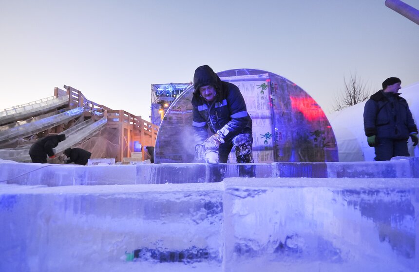 В парке МУЗЕОН создают подсвеченные ледяные скульптуры 10 фото