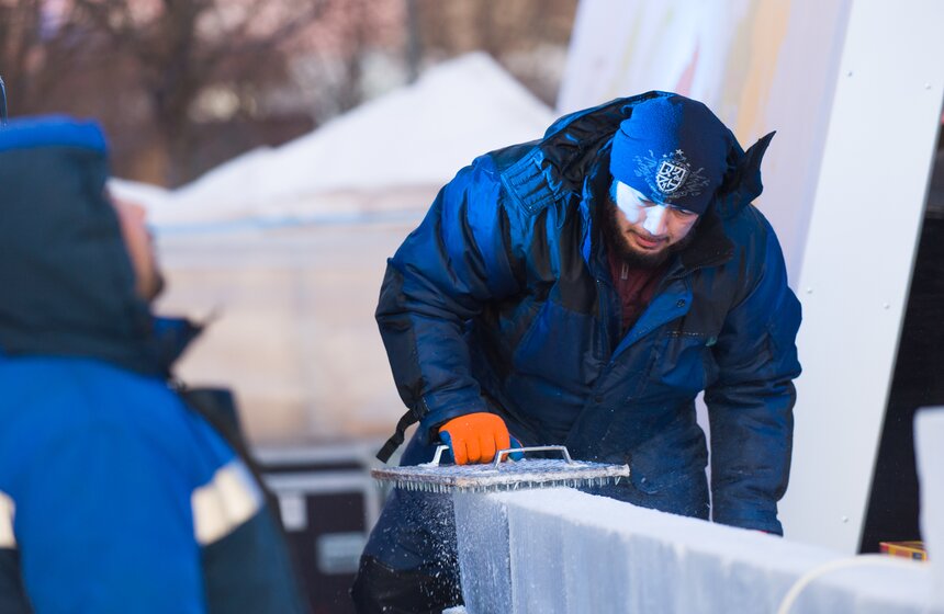 В парке МУЗЕОН создают подсвеченные ледяные скульптуры 3 фото