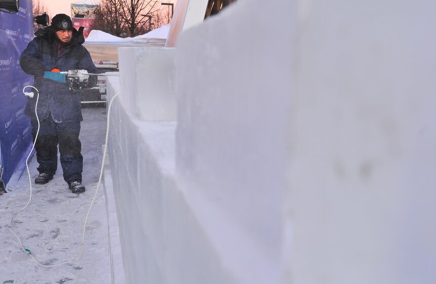 В парке МУЗЕОН создают подсвеченные ледяные скульптуры 2 фото