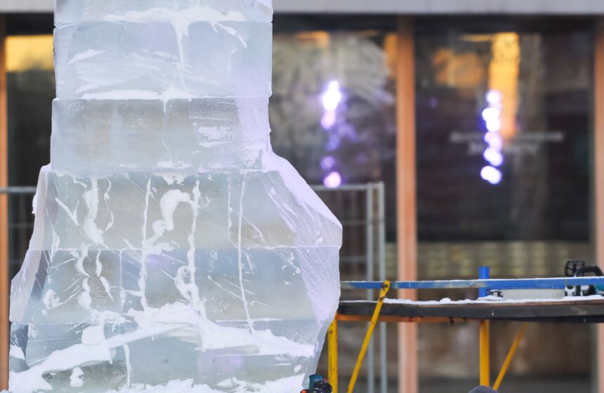 В парке МУЗЕОН создают подсвеченные ледяные скульптуры 6 фото