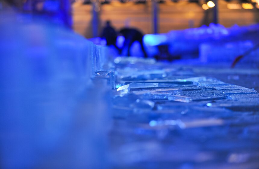 В парке МУЗЕОН создают подсвеченные ледяные скульптуры 17 фото