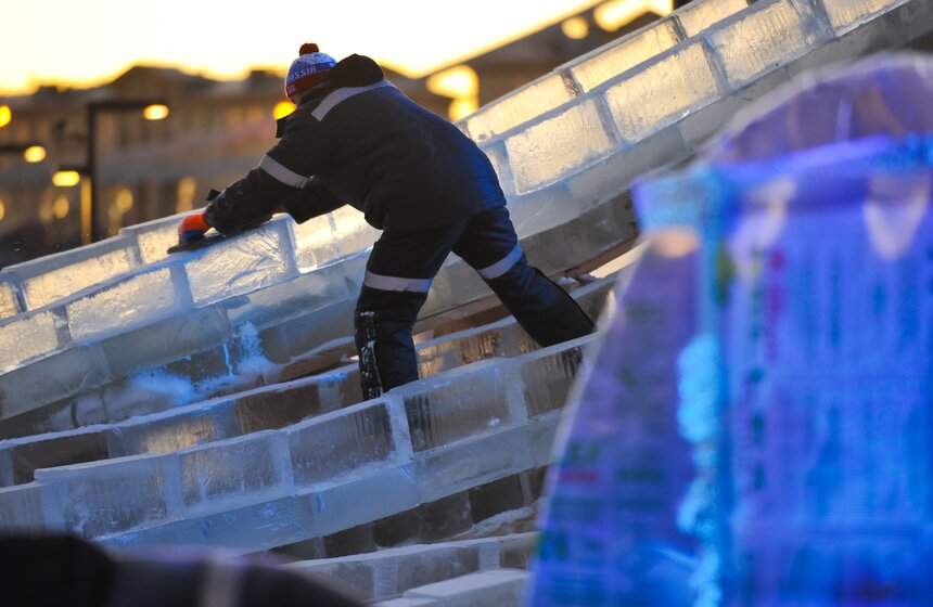 В парке МУЗЕОН создают подсвеченные ледяные скульптуры 12 фото