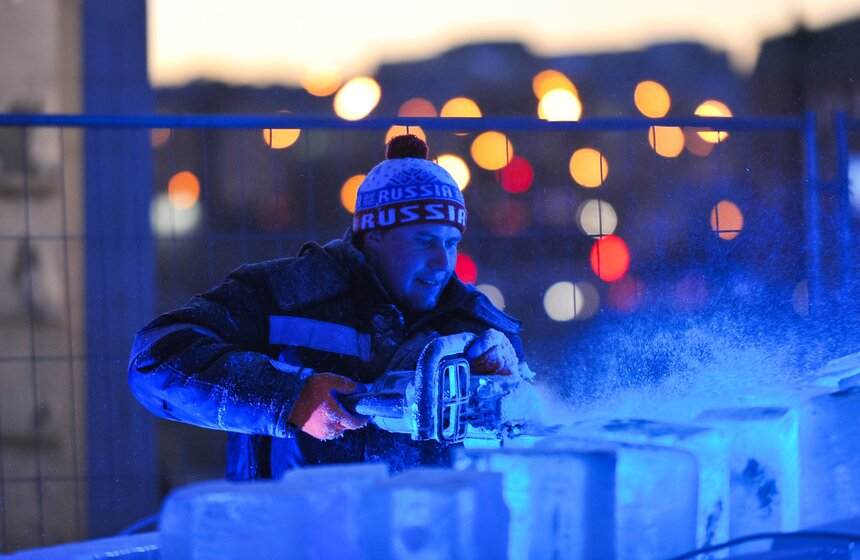 В парке МУЗЕОН создают подсвеченные ледяные скульптуры 15 фото