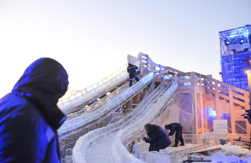 В парке МУЗЕОН создают подсвеченные ледяные скульптуры 14 фото