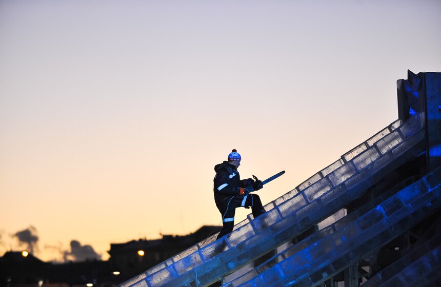 В парке МУЗЕОН создают подсвеченные ледяные скульптуры 16 фото