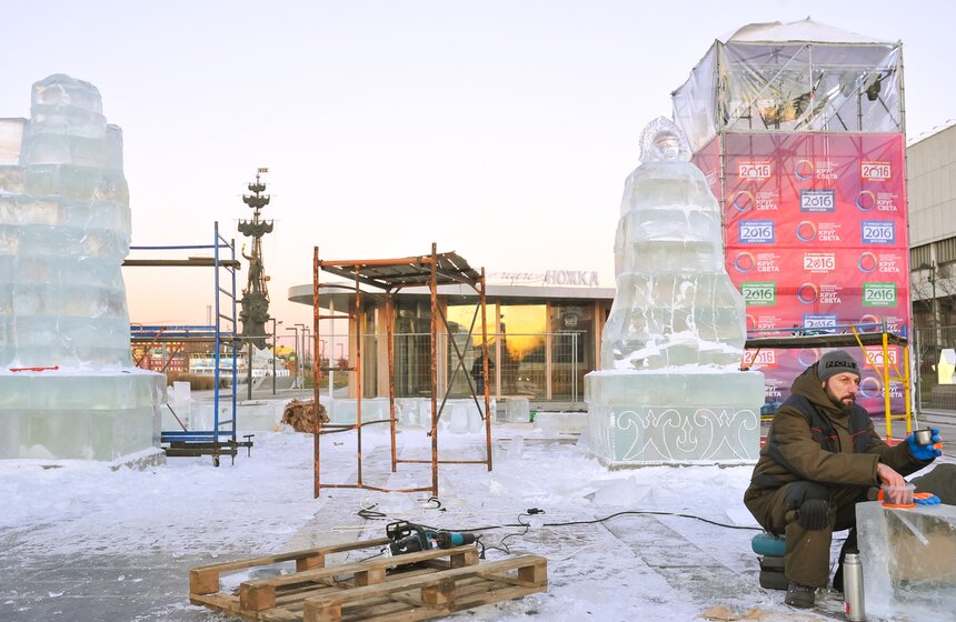 В парке МУЗЕОН создают подсвеченные ледяные скульптуры 1 фото