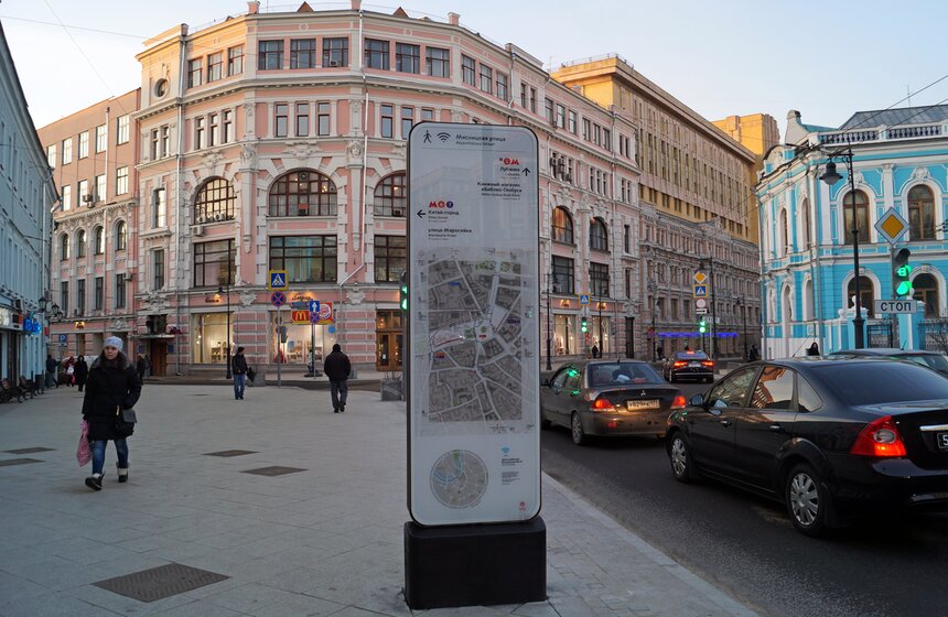 Навигационные стелы нового образца с Wi-Fi на Мясницкой улице 1 фото