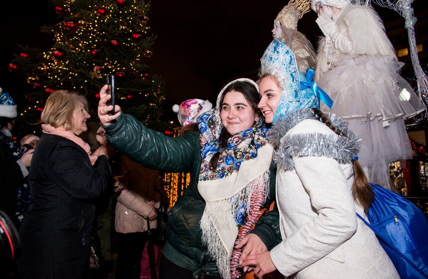 На Тверском бульваре прошел парад Снегурочек 14 фото