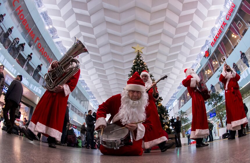 Выступление духового оркестра "Деды Морозы" в Москве 6 фото