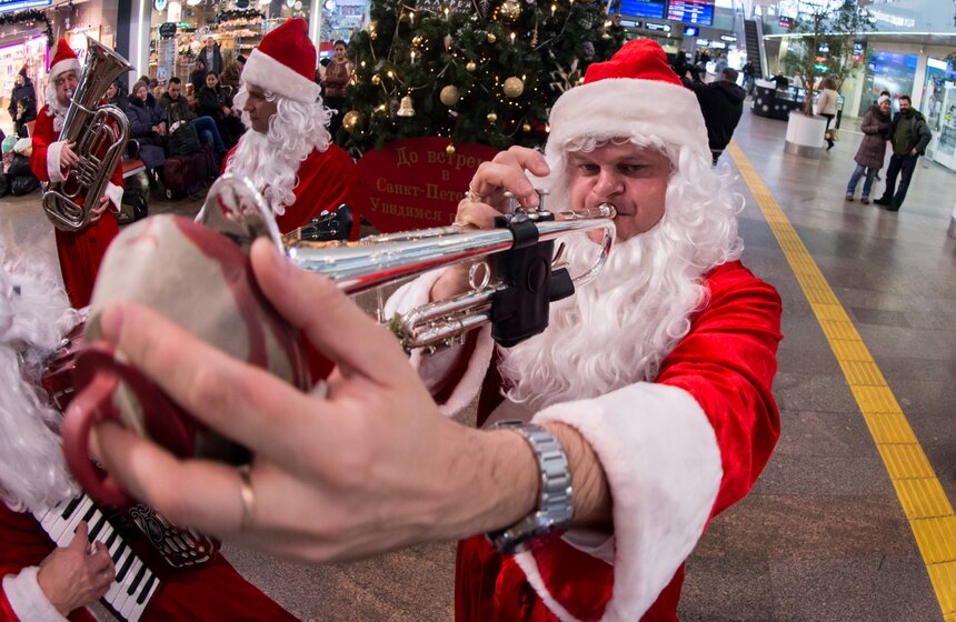 Выступление духового оркестра "Деды Морозы" в Москве 7 фото