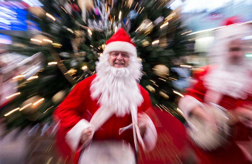 Выступление духового оркестра "Деды Морозы" в Москве 9 фото