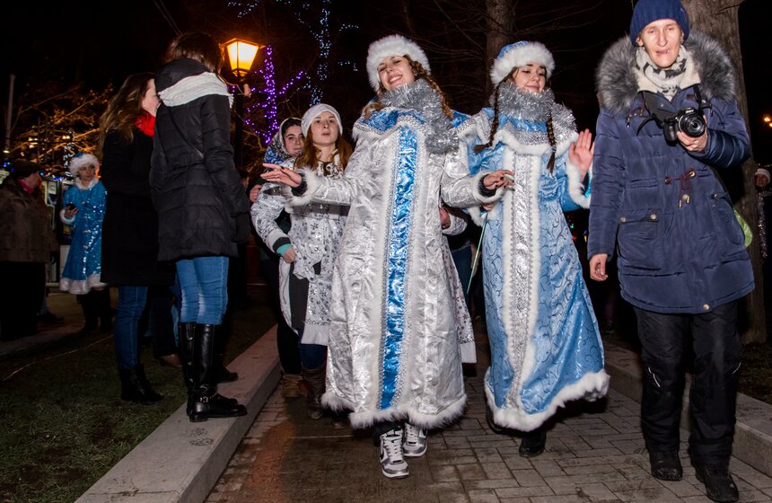На Тверском бульваре прошел парад Снегурочек 10 фото