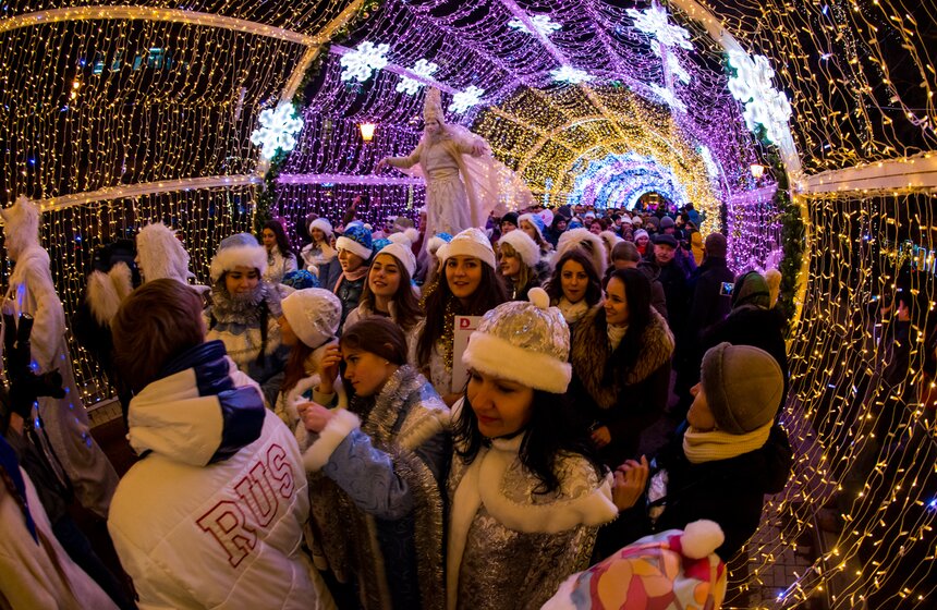 На Тверском бульваре прошел парад Снегурочек 7 фото