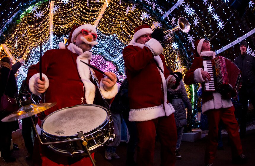 На Тверском бульваре прошел парад Снегурочек 5 фото