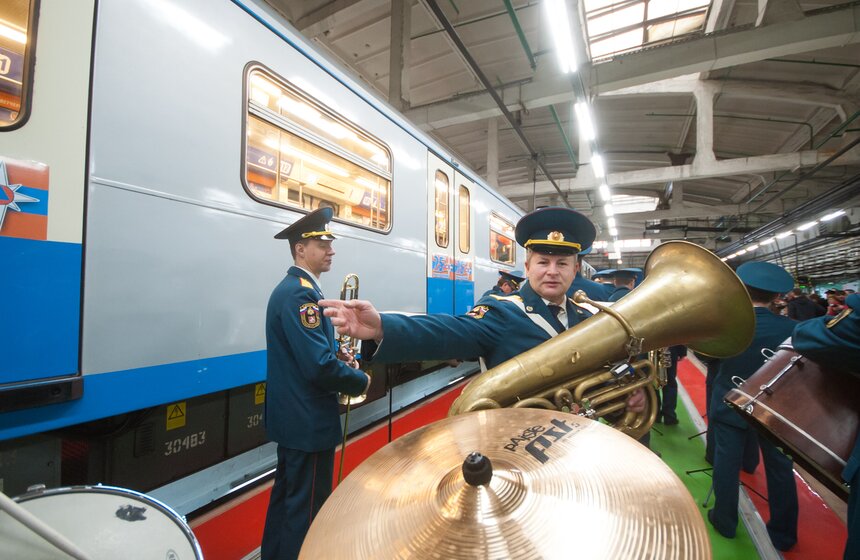 В столичной подземке пустили именной поезд МЧС 8 фото