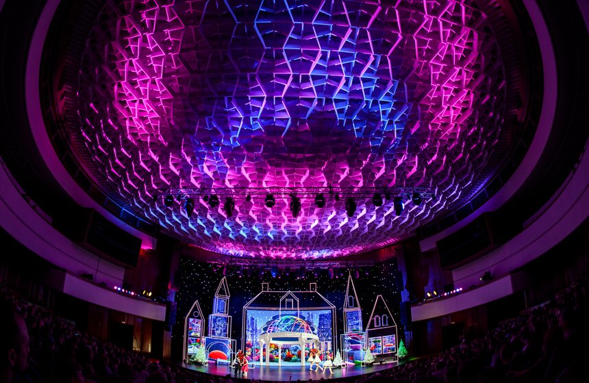 "Бьют часы на Спасской башне": новогодняя елка мэрии Москвы 1 фото