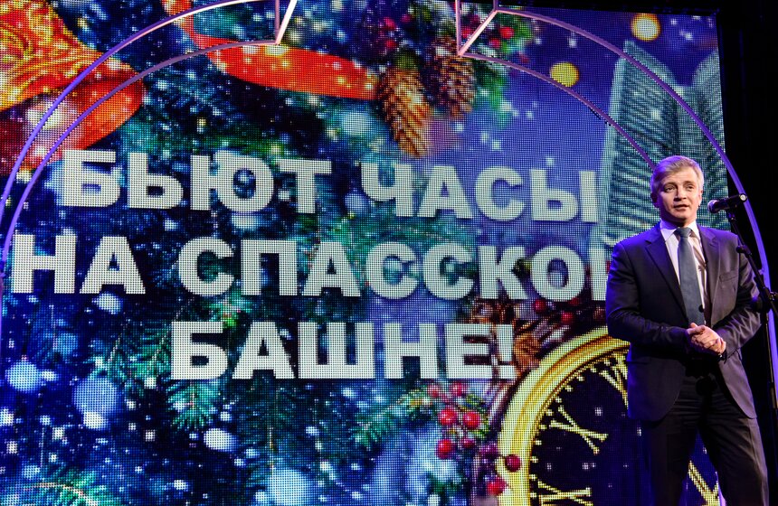 "Бьют часы на Спасской башне": новогодняя елка мэрии Москвы 3 фото