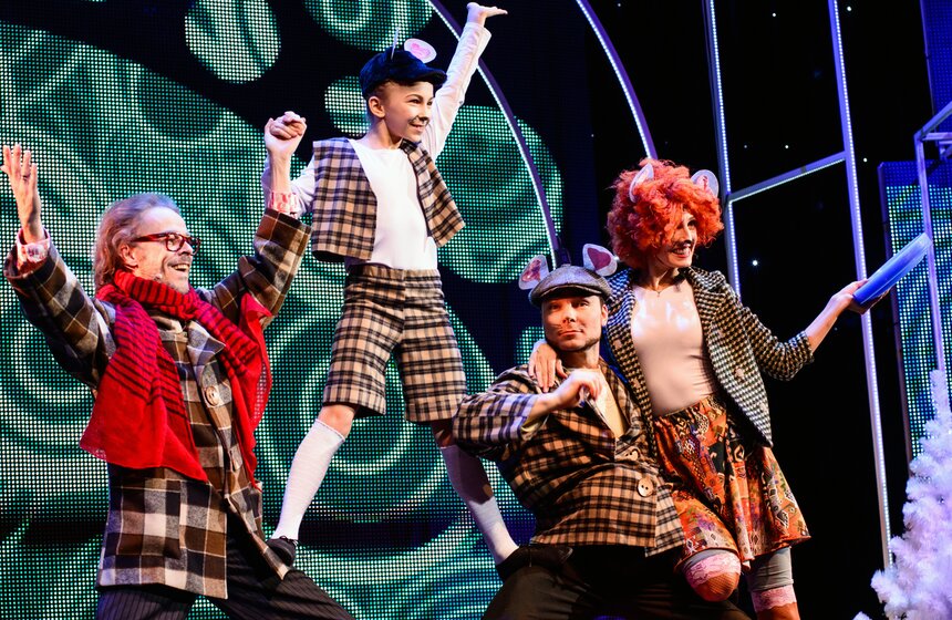 "Бьют часы на Спасской башне": новогодняя елка мэрии Москвы 16 фото