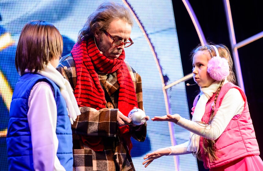 "Бьют часы на Спасской башне": новогодняя елка мэрии Москвы 10 фото