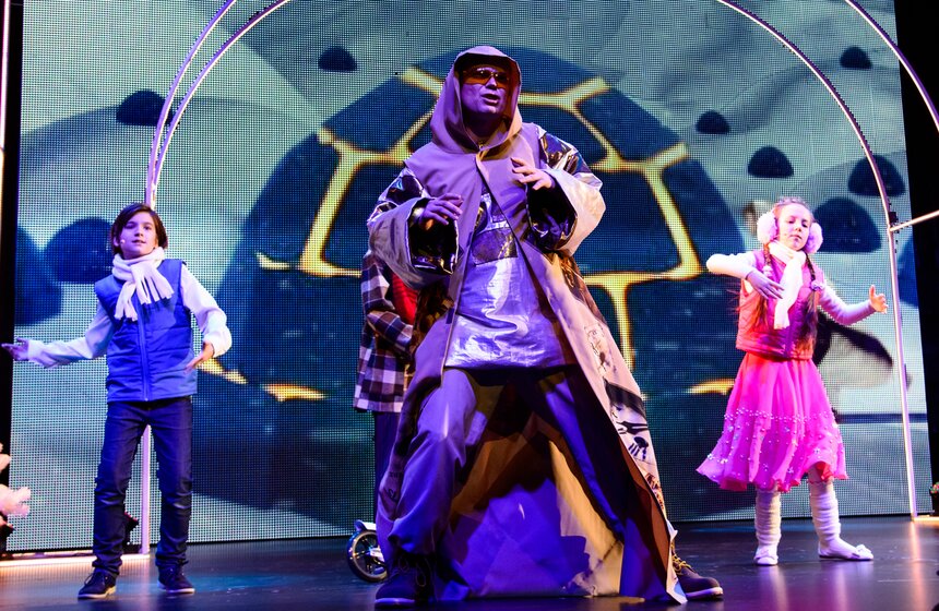 "Бьют часы на Спасской башне": новогодняя елка мэрии Москвы 9 фото