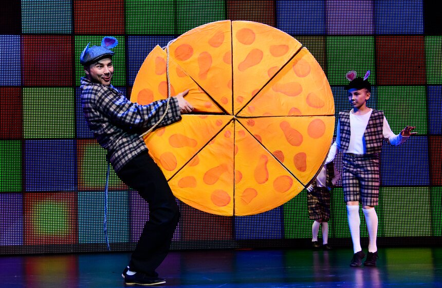 "Бьют часы на Спасской башне": новогодняя елка мэрии Москвы 12 фото