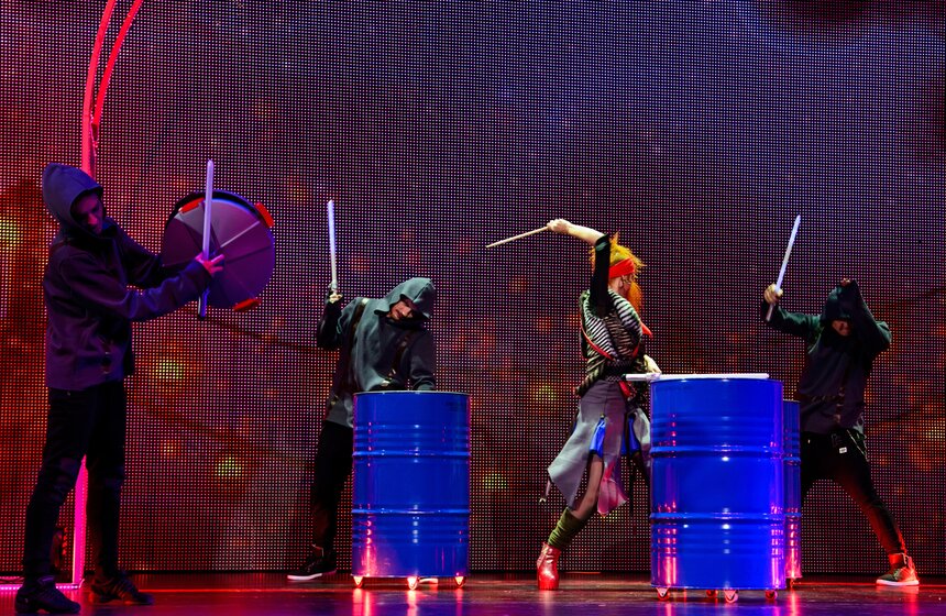 "Бьют часы на Спасской башне": новогодняя елка мэрии Москвы 19 фото