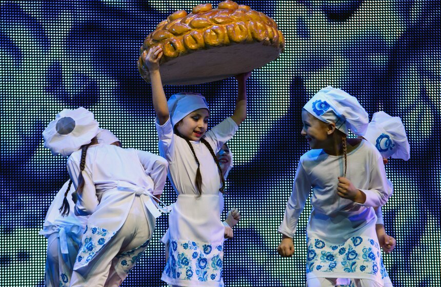 "Бьют часы на Спасской башне": новогодняя елка мэрии Москвы 22 фото