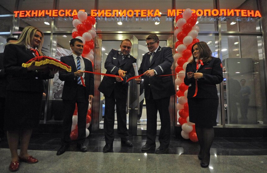 На станции "Выставочная" открылась техническая библиотека 16 фото