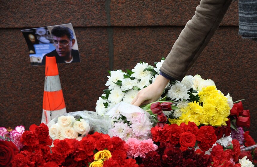 Москвичи несут цветы к месту убийства Бориса Немцова.<br /><br />Фото: m24.ru/Александр Авилов