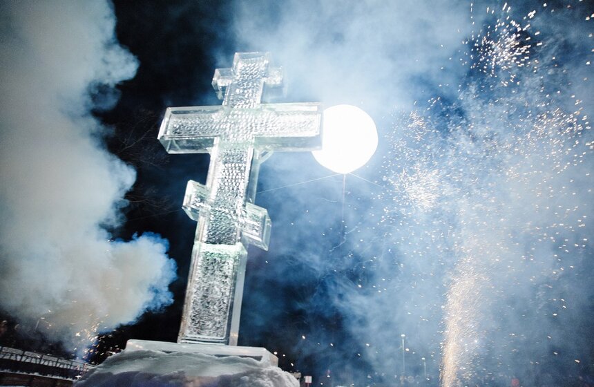 В парке "Сокольники" в Майском пруду для всех желающих открыли крещенскую купель.<br /><br />Фото: m24.ru/ Александр Авилов