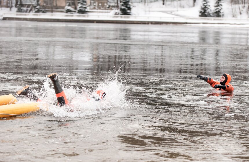 Как обеспечивается безопасность людей на воде зимой 31 фото