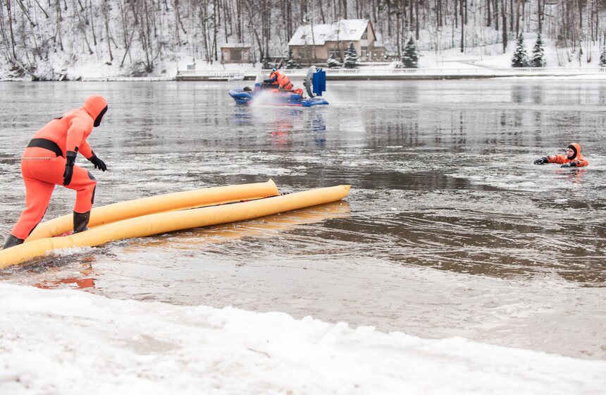Как обеспечивается безопасность людей на воде зимой 30 фото
