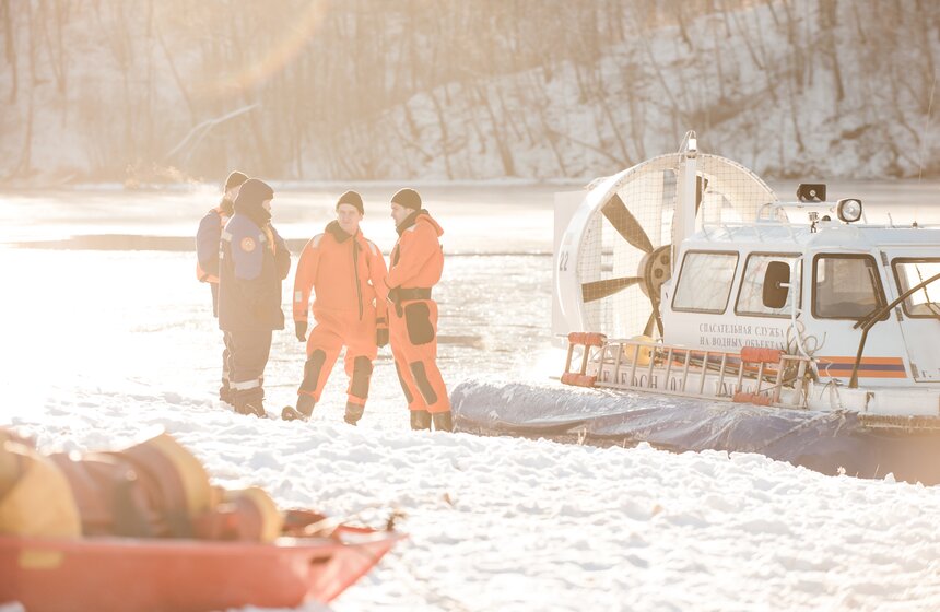 Как обеспечивается безопасность людей на воде зимой 2 фото