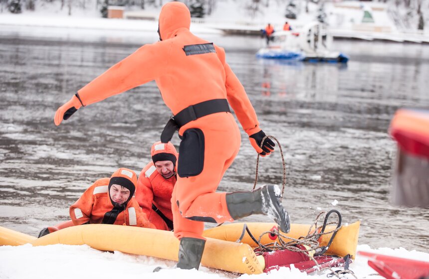 Как обеспечивается безопасность людей на воде зимой 33 фото