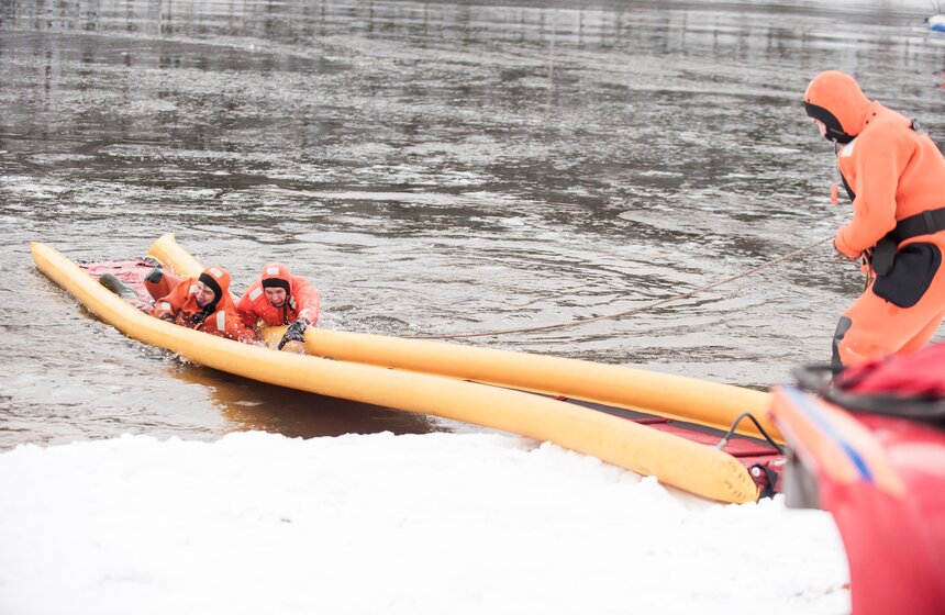 Как обеспечивается безопасность людей на воде зимой 32 фото