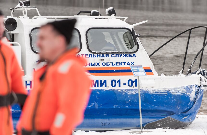 Как обеспечивается безопасность людей на воде зимой 23 фото