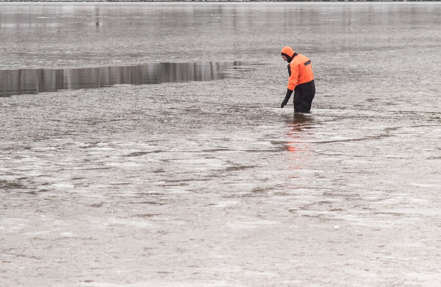 Как обеспечивается безопасность людей на воде зимой 22 фото