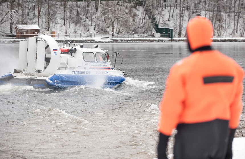Как обеспечивается безопасность людей на воде зимой 27 фото