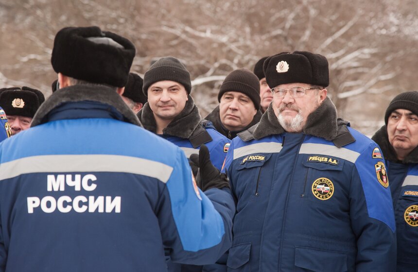 Как обеспечивается безопасность людей на воде зимой 13 фото