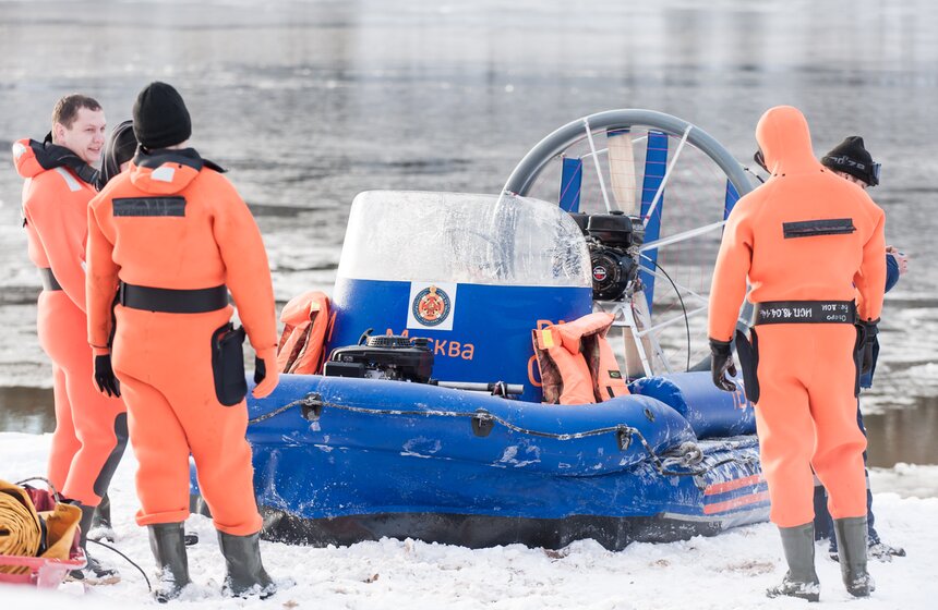 Как обеспечивается безопасность людей на воде зимой 9 фото