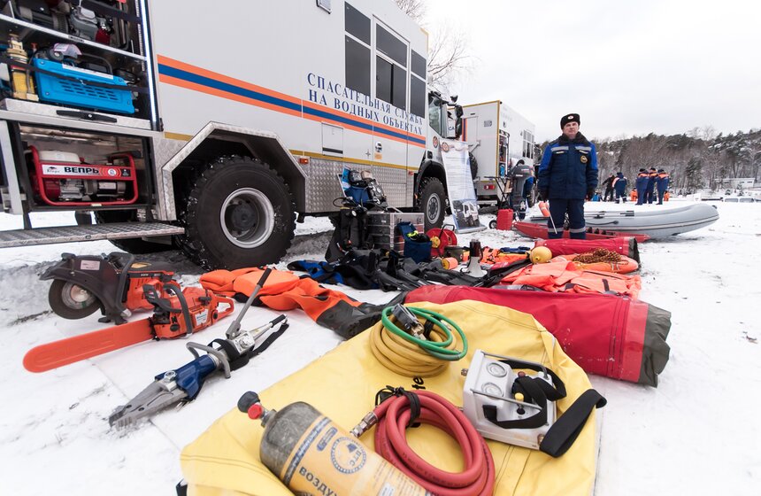 Как обеспечивается безопасность людей на воде зимой 21 фото