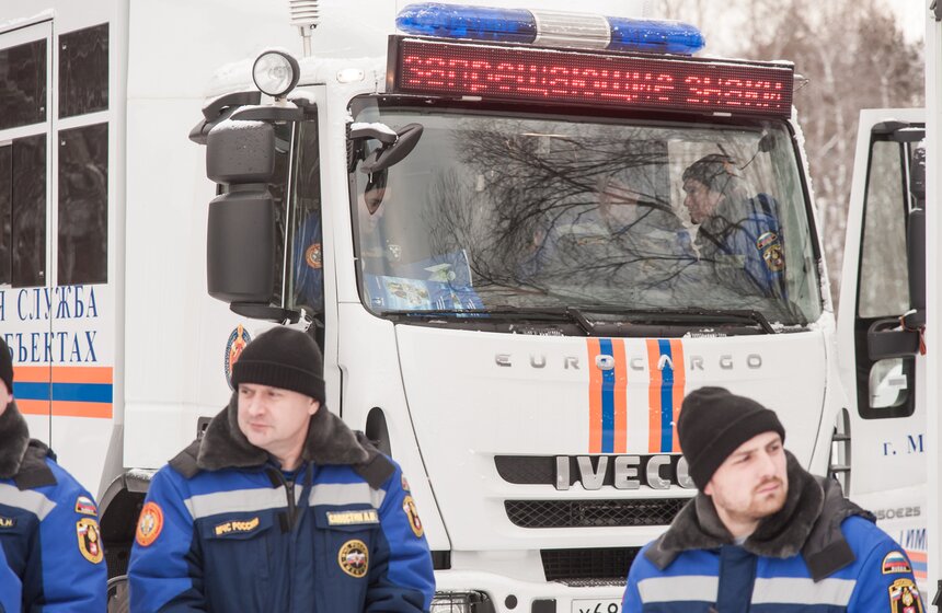 Как обеспечивается безопасность людей на воде зимой 14 фото